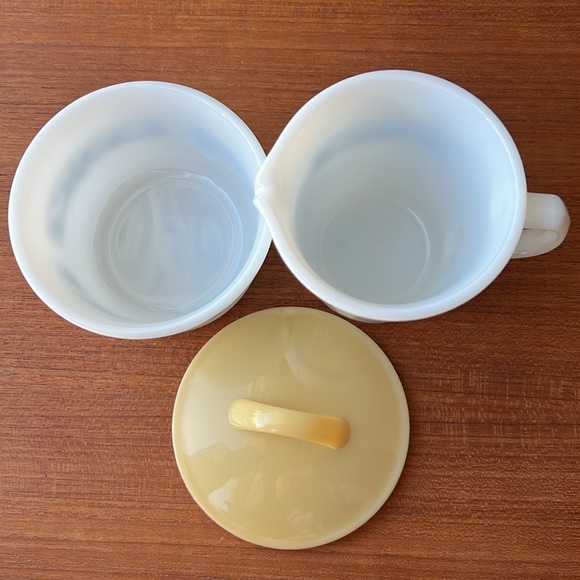 Vintage Pyrex sugar and creamer set - Picture 2 of 3